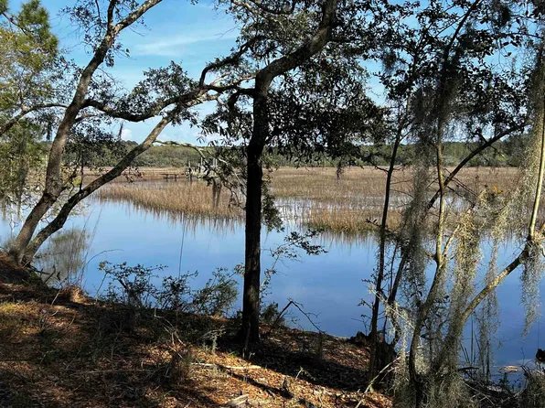 27 Pleasant Place Dr, Beaufort, SC 29907
