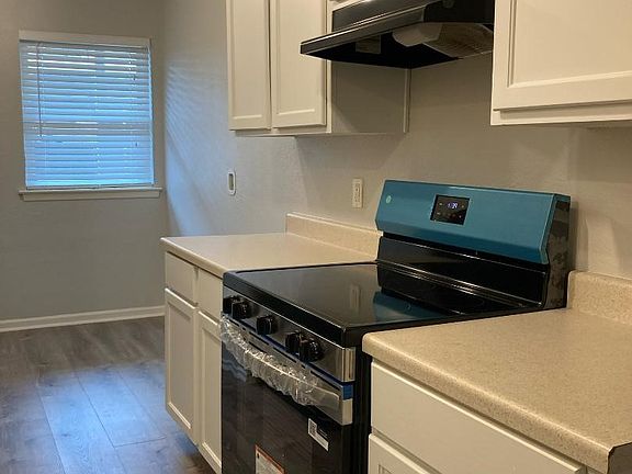 5th image of 130-5111 Skillman St #130