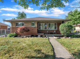 20871 Suffolk St, Clinton Township, MI 48035