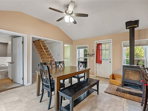 4th image of 3223 Amber Rd