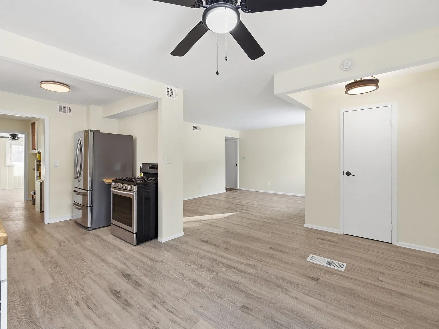 3 bed, 1246 sqft, $2,200 — Photo 2
