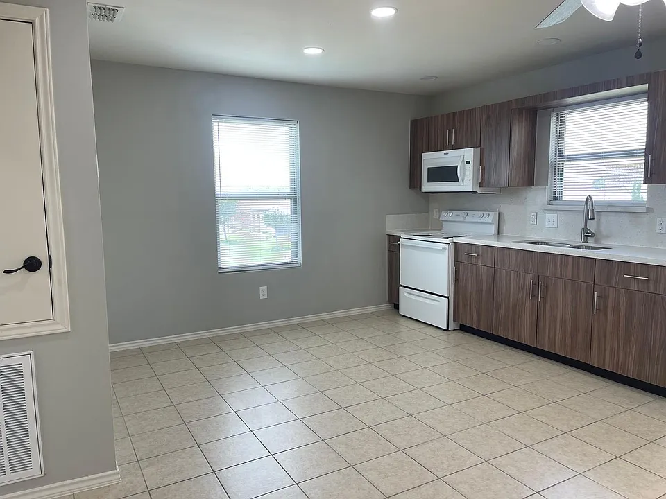 401 E 2nd St #L-3