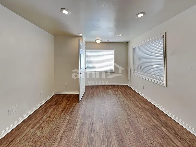 385 W Pommell Dr — Photo 18