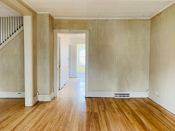 3rd image of 3311 N Newland Ave