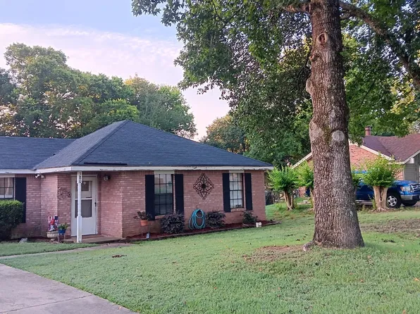 380 Honeysuckle Dr, Millbrook, AL 36054