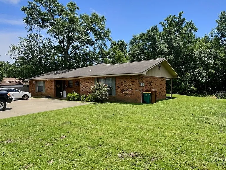 1109 Hickory Dr — Photo 1