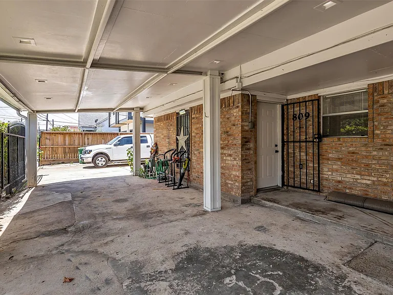 809 Brooks St — Photo 3