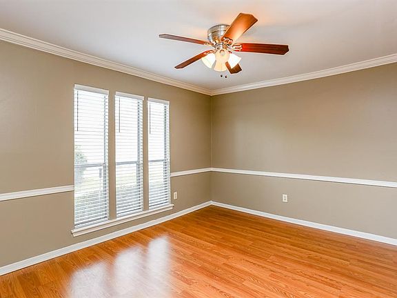 4th image of 2904 Camelot Ln
