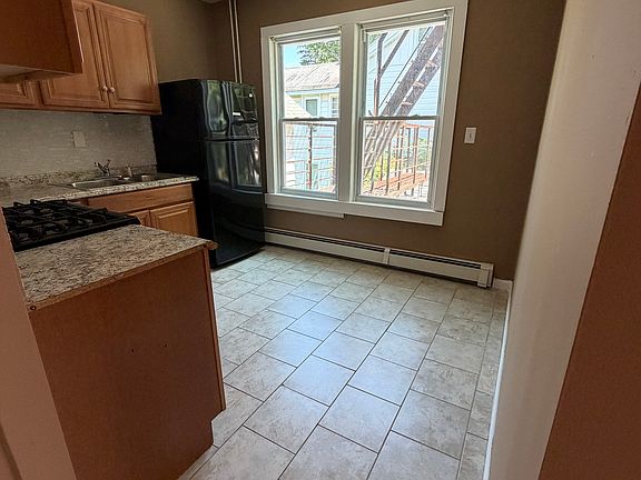 5th image of 25 Carroll St APT 2