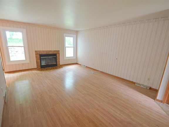3rd image of 879 Hemlock Dr