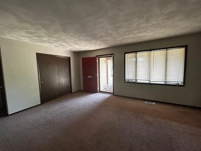 102 Derbyshire Dr — Photo 2