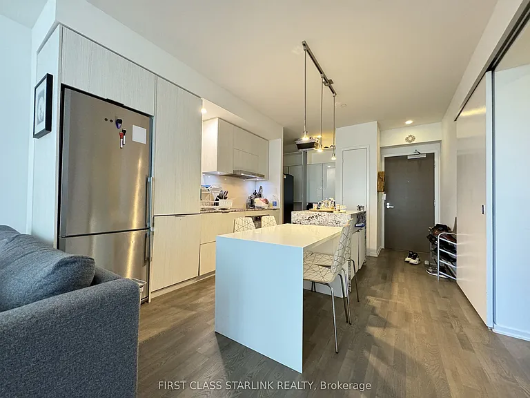 1 Bloor St E #811 — Photo 1