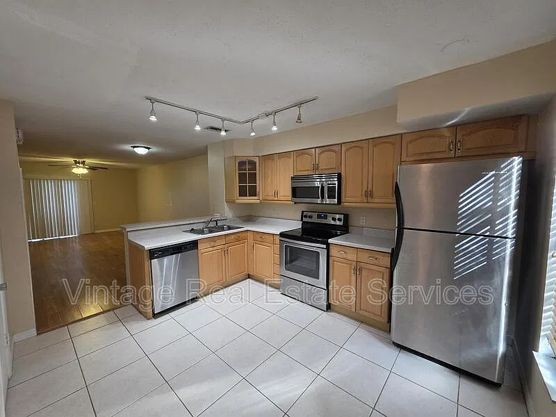2 bed, 1.5 bath, 1110 sqft, $1,695 — Photo 2