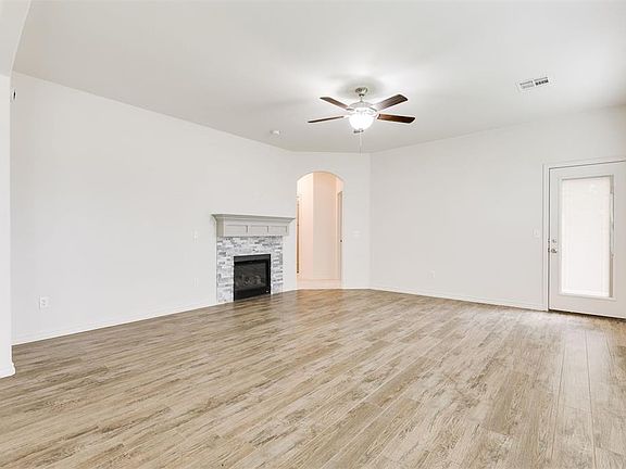 3rd image of 13700 Paddington Ave