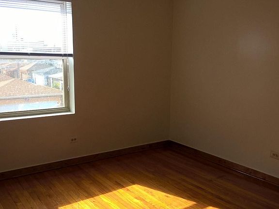 4th image of 6154 S Richmond St #2