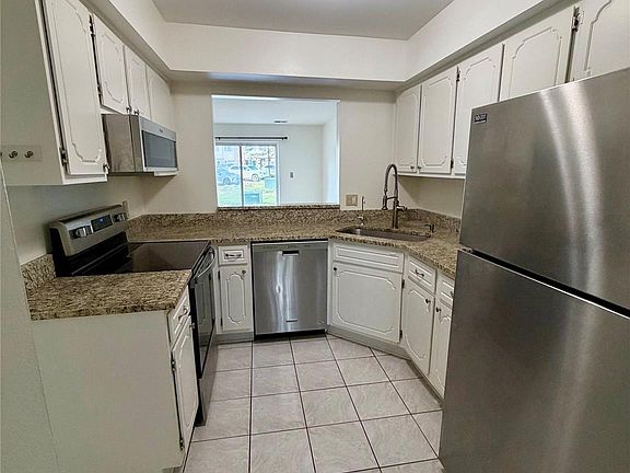 4th image of 854 N Main St