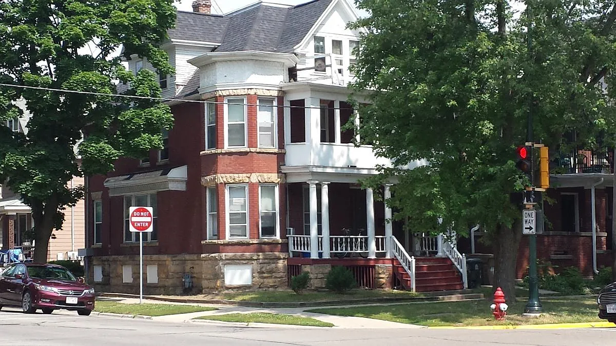 Apartment - 454 W Washington Ave #3
