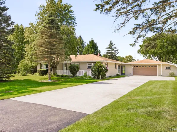 5276 S Hillcrest Dr, North Street, MI 48049
