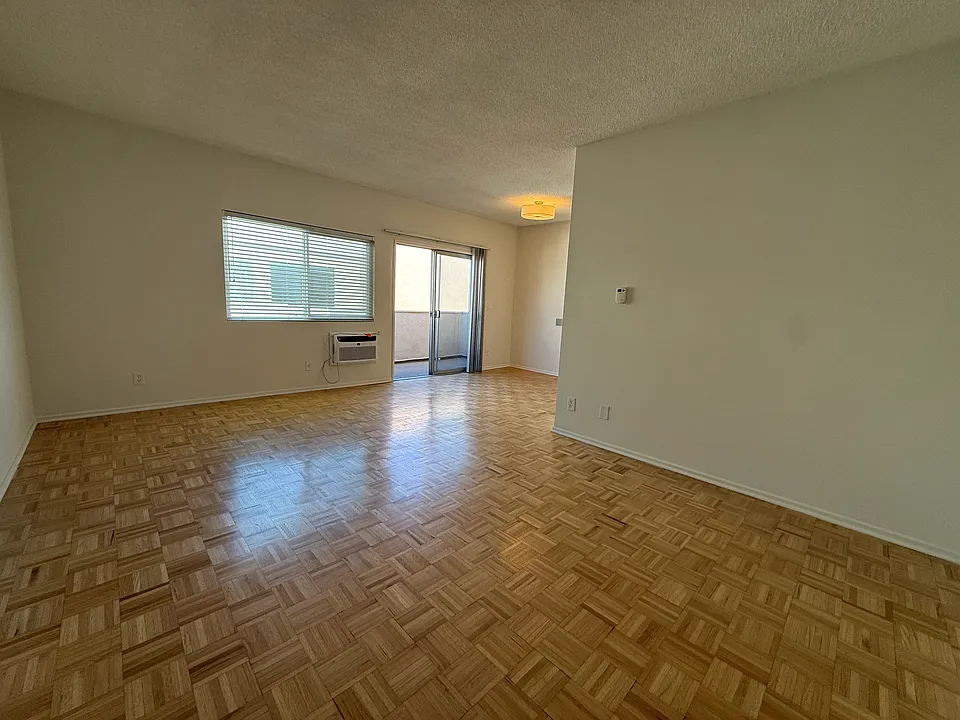 7530 Lexington Ave #15