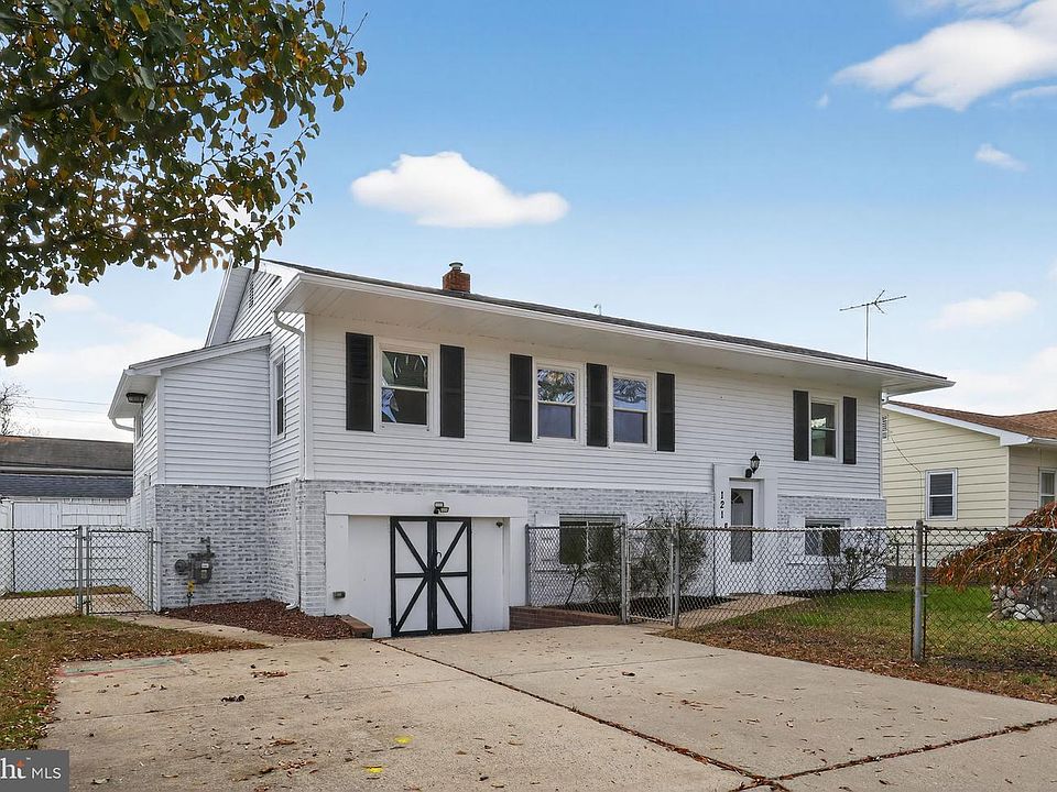 1st image of 121 Ash St