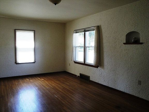 2nd image of 115 W Richmond Ave