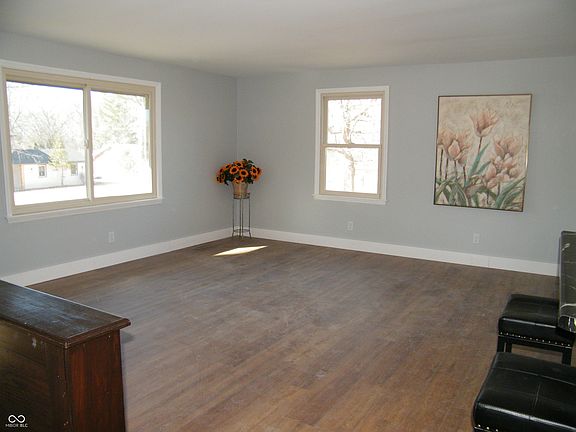 2nd image of 818 Yorkshire Rd