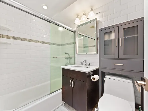 310 Lexington Avenue image 8 of 25