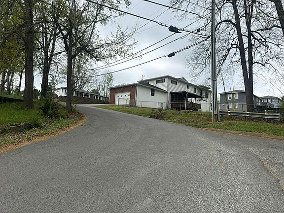 5th image of 222 Betsy Ln