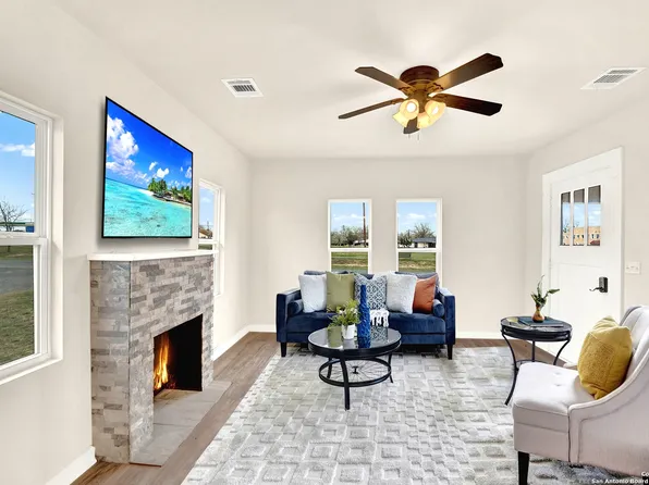 609 RAILROAD ST, Poth, TX 78147