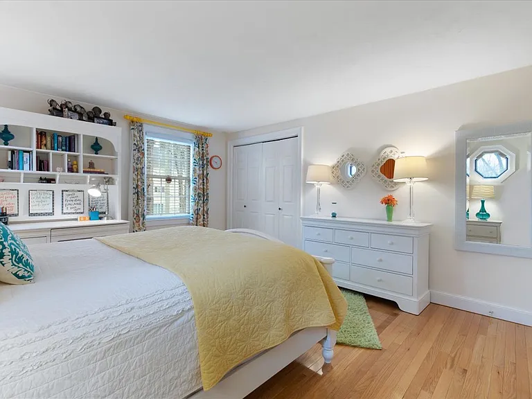 Guest bedroom 1 with queen bed