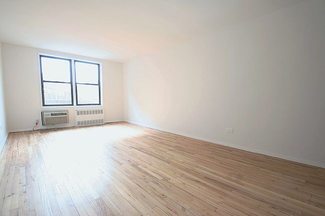 2nd image of 165 Christopher St APT 2AA