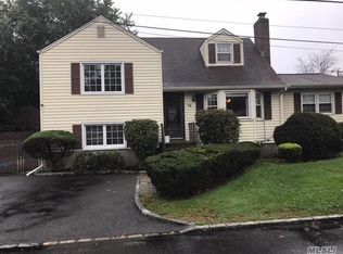 74 Tippin Dr, Huntington Station, NY