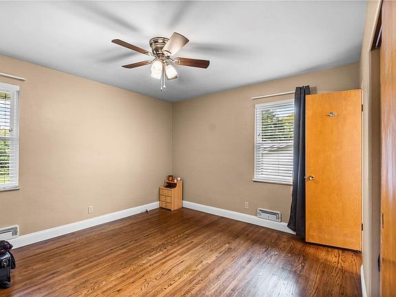 5th image of 1560 Howell St