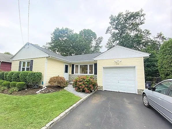 20 Teed St, South Huntington, NY 11746