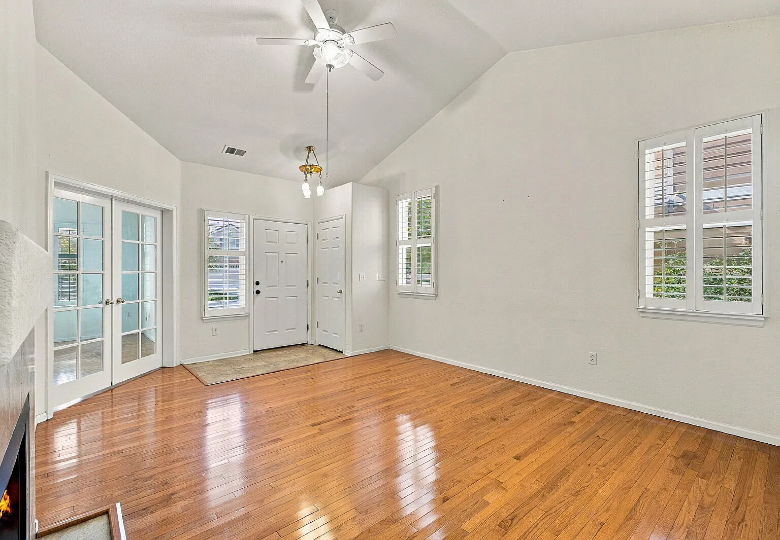 3 bed, 2.0 bath, 1294 sqft, $2,500 — Photo 4