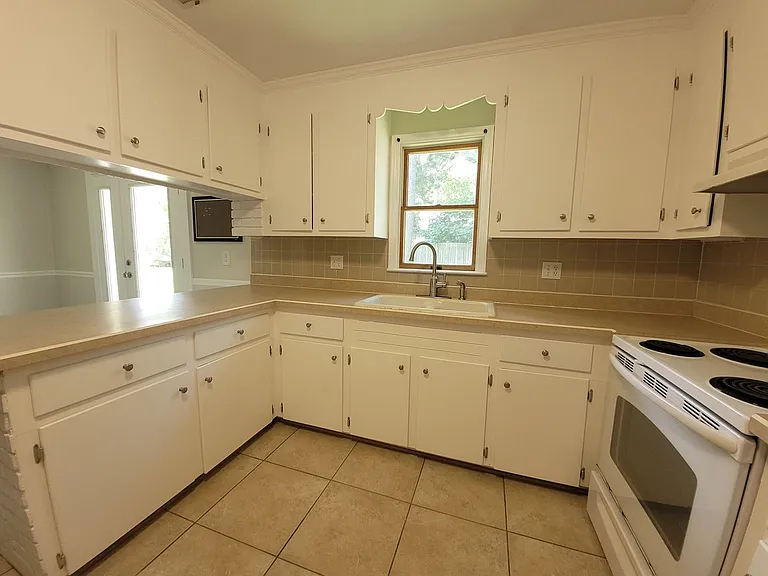 2237 Maple St — Photo 6