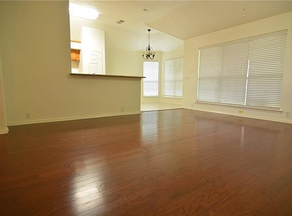 3rd image of 1442 Eastview Dr