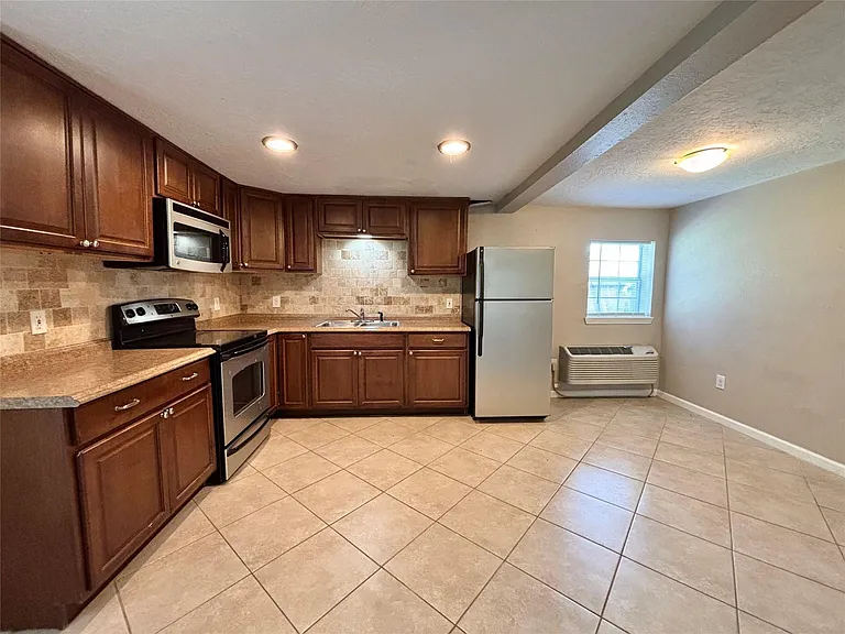422 W Burleson St — Photo 4