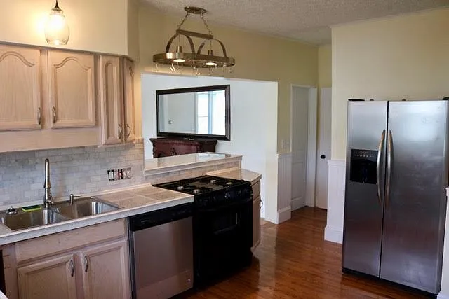 3 bed, 1500 sqft, $1,990 — Photo 2