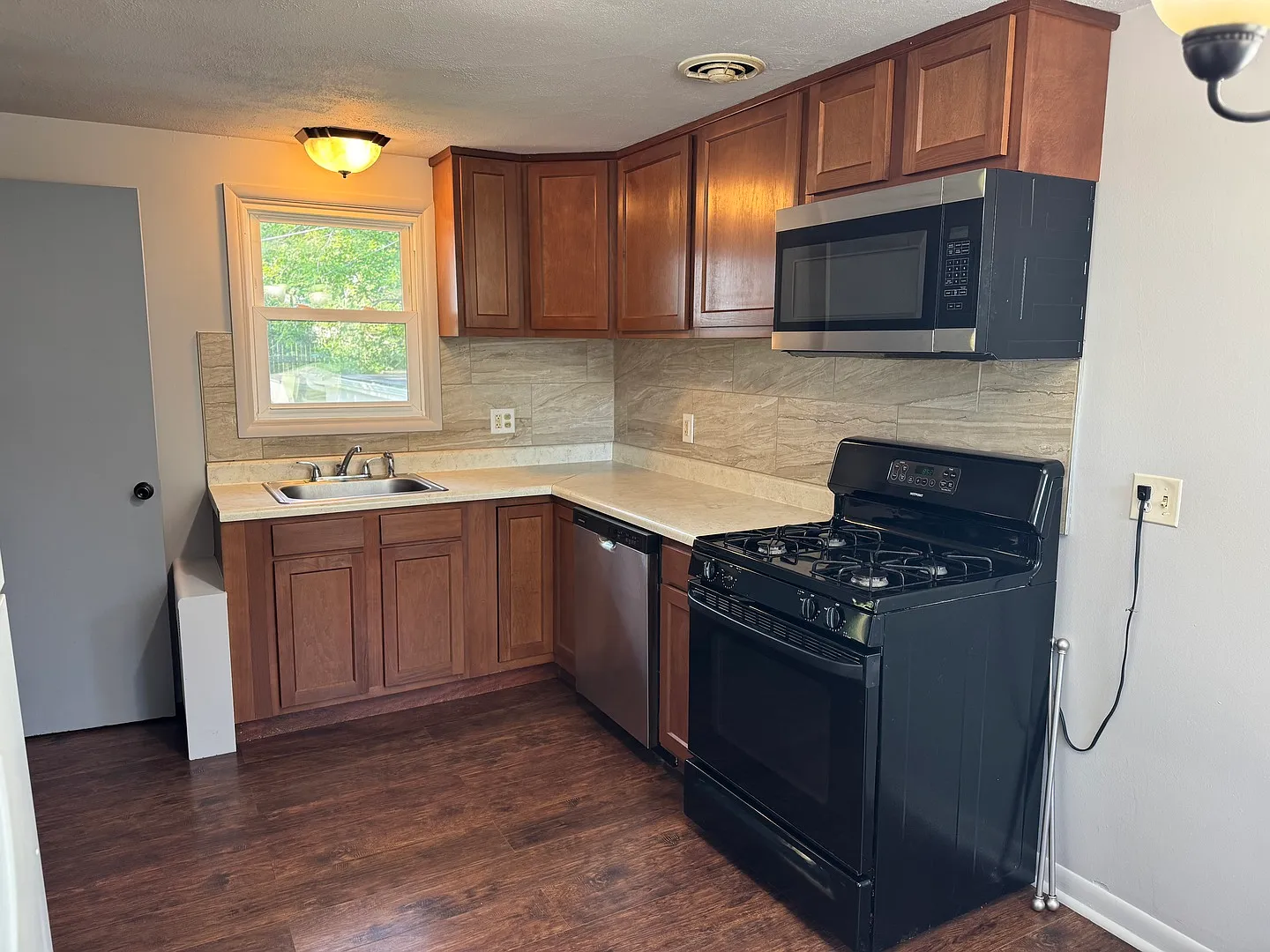 3 bed, 1006 sqft, $2,300 — Photo 3