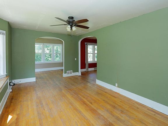 4th image of 440 Hutchinson St