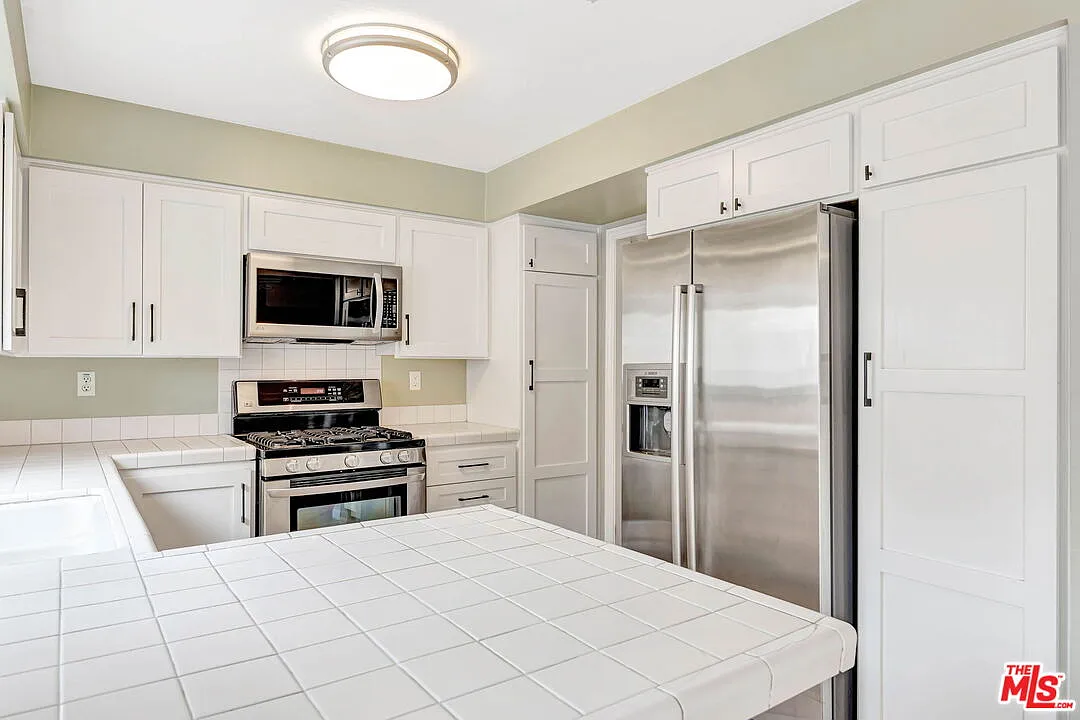 3 bed, 3.0 bath, 1423 sqft, $3,800 — Photo 4