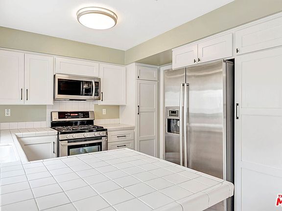 4th image of 10239 White Oak Ave Unit 1