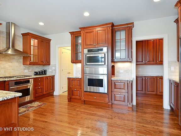 4th image of 3391 Summit Ave