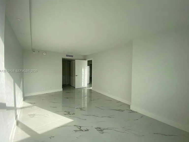 6039 Collins Ave #1033 — Photo 11