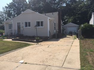 1448 Joyce Ln, Seaford, NY 11783