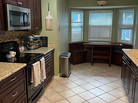 4th image of 566 Lakeshore Cir