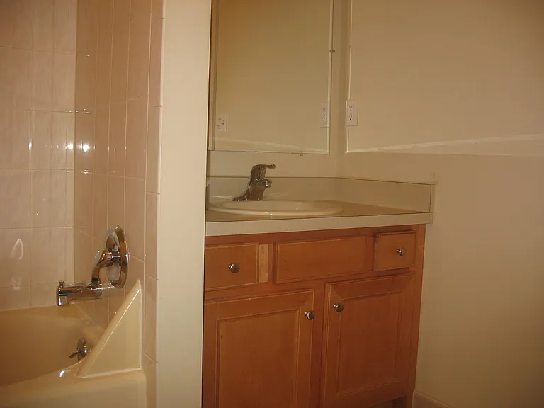 4 Side Ave — Photo 6