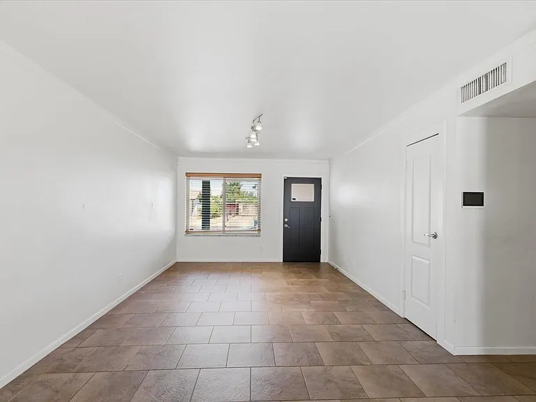 1433 E Windsor Ave — Photo 5