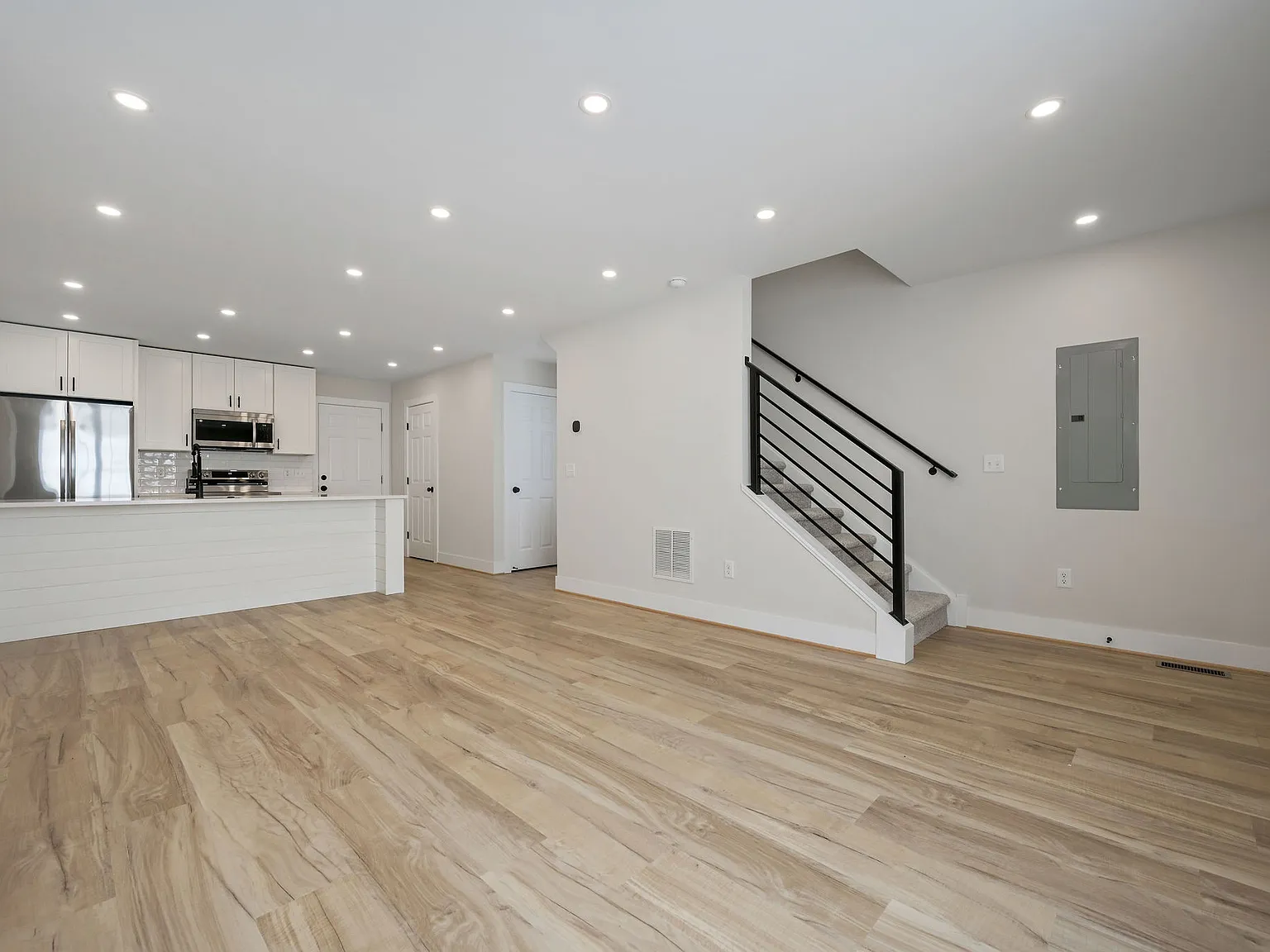Johnson- 120B N Lincoln St - 1 — Photo 2